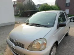 Silber Gebraucht 1999 Toyota Yaris Kleinwagen | 700 € (Guter Preis)