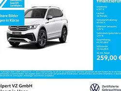 Oryxweiß perlmutteffekt Gebraucht 2024 VW Tiguan Allspace R-line SUV | 44.392 € (Fairer Preis)