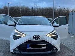 Weiß Gebraucht 2021 Toyota Aygo Kleinwagen | 10.500 € (Fairer Preis)