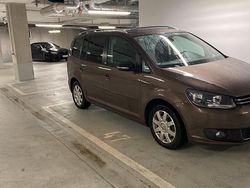 Braun Gebraucht 2012 VW Touran Style Van / Kleinbus | 10.049 €