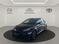 Grau Gebraucht 2024 Toyota Yaris Hybrid Team Limousine | 22.490 € (Fairer Preis)