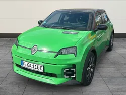 Pop green! metallic, dach blac Gebraucht 2024 Renault R5 Komfort Kleinwagen | 34.890 € (Etwas zu teuer)