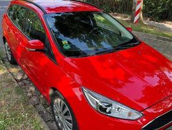 Rot Gebraucht 2015 Ford Focus Kombi | 7.999 €