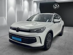 Oryxweiß perlmutteffekt Gebraucht 2024 VW Tiguan Life SUV | 39.780 € (Fairer Preis)