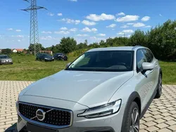 Grau Gebraucht 2023 Volvo V60 CC Plus Kombi | 51.600 €