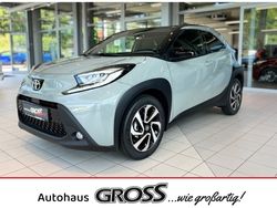 6x3)/ black mica (209) (gruen Gebraucht 2024 Toyota Aygo Team Kleinwagen | 17.850 €