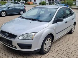 Silber Gebraucht 2005 Ford Focus Trend Limousine | 890 € (Guter Preis)