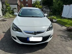 Weiß Gebraucht 2013 Opel Astra GTC Edition Limousine | 15.300 €