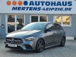 Mountaingrau met. Gebraucht 2019 Mercedes B200 AMG line Van / Kleinbus | 27.990 € (Etwas zu teuer)