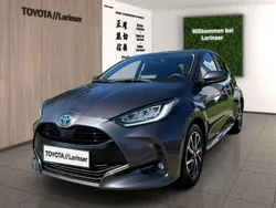 Grau Gebraucht 2022 Toyota Yaris Hybrid Team Limousine | 17.990 € (Guter Preis)