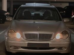 Grau Gebraucht 2001 Mercedes C220 Limousine | 2.100 €