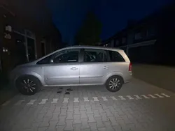 Grau Gebraucht 2007 Opel Zafira Van / Kleinbus | 1.250 €