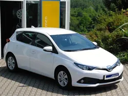 Weiß Gebraucht 2015 Toyota Auris Comfort Limousine | 10.490 € (Guter Preis)