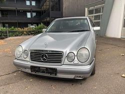 Silber metallic Gebraucht 1999 Mercedes E240 Elegance Limousine | 5.790 € (Etwas zu teuer)