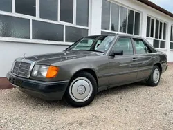 Grau Gebraucht 1989 Mercedes E200 Limousine | 2.490 €