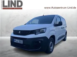 Schneeweiß Gebraucht 2021 Peugeot Partner Premium Van / Kleinbus | 22.990 €