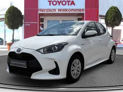 Weiß Gebraucht 2021 Toyota Yaris Hybrid Comfort Limousine | 16.430 € (Guter Preis)