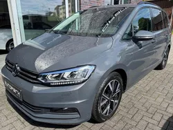 Grau Gebraucht 2023 VW Touran Comfortline Van / Kleinbus | 29.900 € (Fairer Preis)