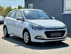 Weiß Gebraucht 2016 Hyundai i20 Trend Limousine | 6.799 € (Fairer Preis)