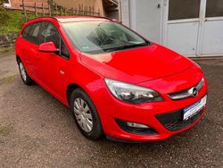 Rot Gebraucht 2016 Opel Astra Selection Kombi | 8.995 € (Etwas zu teuer)