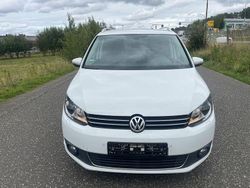 Weiß Gebraucht 2015 VW Touran Cup Van / Kleinbus | 9.400 € (Fairer Preis)