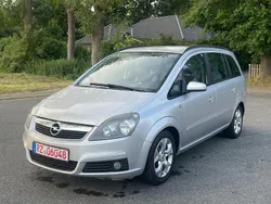 Grau Gebraucht 2005 Opel Zafira Van / Kleinbus | 2.200 € (Etwas zu teuer)