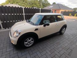 Weiß Gebraucht 2013 Mini ONE Kleinwagen | 5.990 € (Etwas zu teuer)