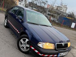 Blau Gebraucht 2000 Skoda Octavia Kleinwagen | 500 €