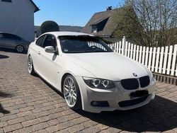 Weiß Gebraucht 2011 BMW 325 Shadowline Coupé | 17.600 €
