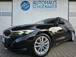 Schwarz Gebraucht 2022 BMW 320e Shadowline Kombi | 27.777 € (Fairer Preis)
