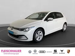 Weiss Gebraucht 2024 VW Golf VIII Life Limousine | 23.980 € (Guter Preis)