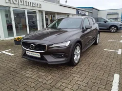 Platinum grey / metallic Gebraucht 2024 Volvo V60 CC Plus Kombi | 45.990 € (Guter Preis)