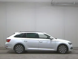 Weiss Gebraucht 2022 Skoda Superb Ambition Kombi | 14.880 € (Fairer Preis)