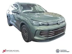 Grün Gebraucht 2024 VW Tiguan Elegance SUV | 41.430 € (Etwas zu teuer)