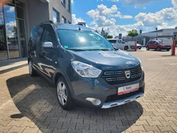 Grau Gebraucht 2020 Dacia Dokker Stepway Van | 18.399 € (Etwas zu teuer)