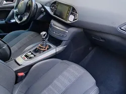 Schwarz Gebraucht 2020 Peugeot 308 Allure Kombi | 16.400 €