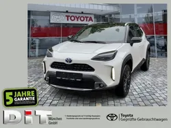Platinum white pearl mc. (089)/ black mi (metallic) Gebraucht 2022 Toyota Yaris Hybrid SUV | 24.990 € (Fairer Preis)