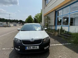 Weiß Gebraucht 2016 Skoda Octavia Ambition Kombi | 3.500 € (Guter Preis)