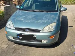 Blau Gebraucht 1999 Ford Focus Ambiente Kombi | 1.800 € (Fairer Preis)