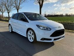 Weiß Gebraucht 2014 Ford Focus ST Limousine | 11.500 € (Etwas zu teuer)