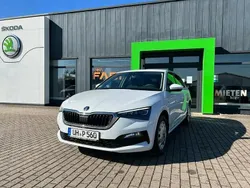 Weiß metallic Gebraucht 2022 Skoda Scala Tour Kleinwagen | 28.790 €