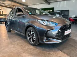 Grau Gebraucht 2024 Toyota Yaris Hybrid Team Limousine | 22.900 € (Fairer Preis)