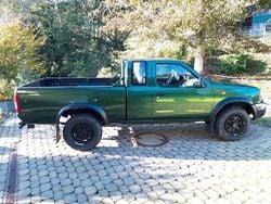 Grün Gebraucht 2000 Nissan King SUV | 11.200 €
