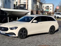 Beige Gebraucht 2023 Mercedes E200 Limousine | 27.965 € (Etwas zu teuer)