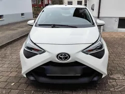 Weiß Gebraucht 2021 Toyota Aygo Kleinwagen | 8.200 € (Fairer Preis)