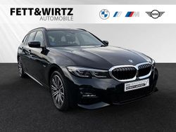 Black sapphire metallic Gebraucht 2022 BMW 330e M Sport Kombi | 34.775 € (Fairer Preis)