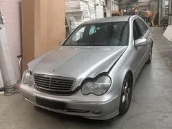 Schwarz Gebraucht 2000 Mercedes C200 Avantgarde Limousine | 850 €