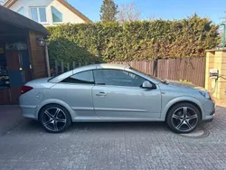 Grau Gebraucht 2009 Opel Astra Cabriolet Edition Cabrio | 3.900 € (Fairer Preis)