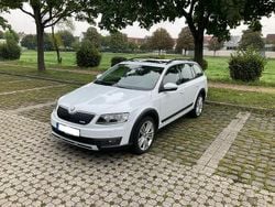 Weiß Gebraucht 2016 Skoda Octavia Scout Kombi | 11.300 € (Fairer Preis)
