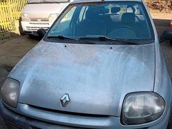 Silber Gebraucht 1999 Renault Clio II Kleinwagen | 400 €